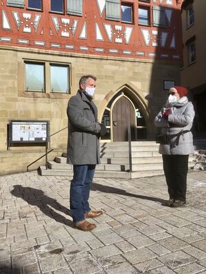 Der SPD-Landtagskandidatur Daniel Haas im Gespräch mit der Fraktionsvorsitzenden Angelika Maier.