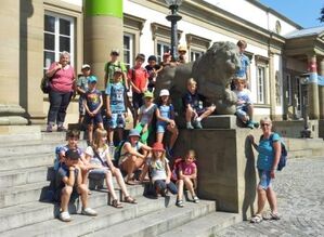 Gruppenfoto vor dem Naturkundemuseum.