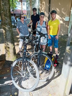 Die SPD-Radler Helga Pfahler, Oliver Hartstang, Angelika Maier und Sonja Hartmann in Steinheim.