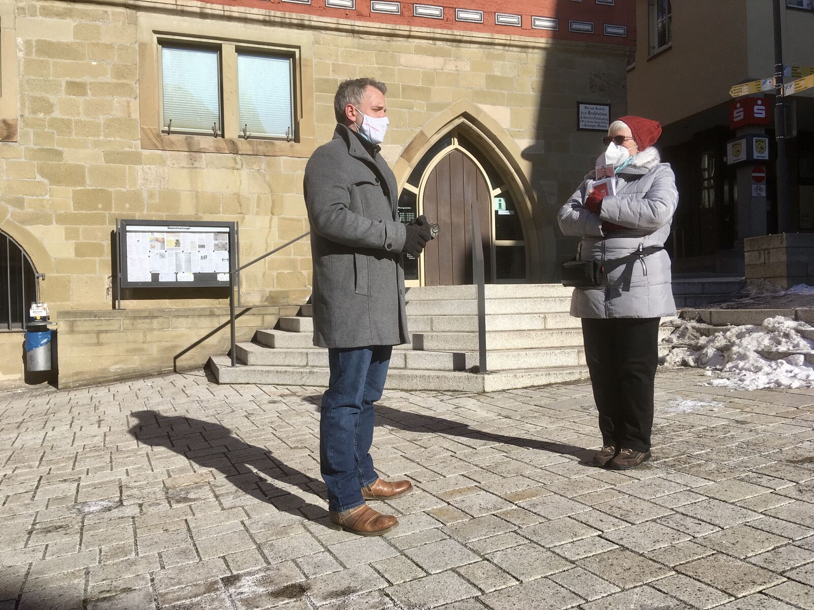 Daniel Haas und Angelika Maier vor dem Rathaus