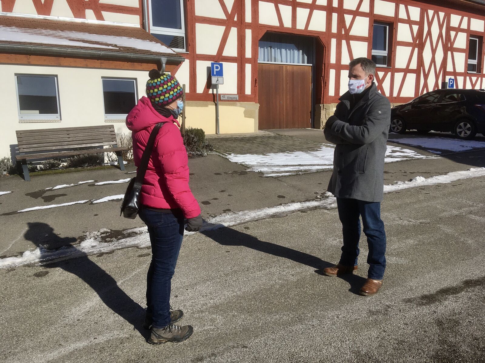 Sonja Hartmann und Daniel Haas vor der Kelter