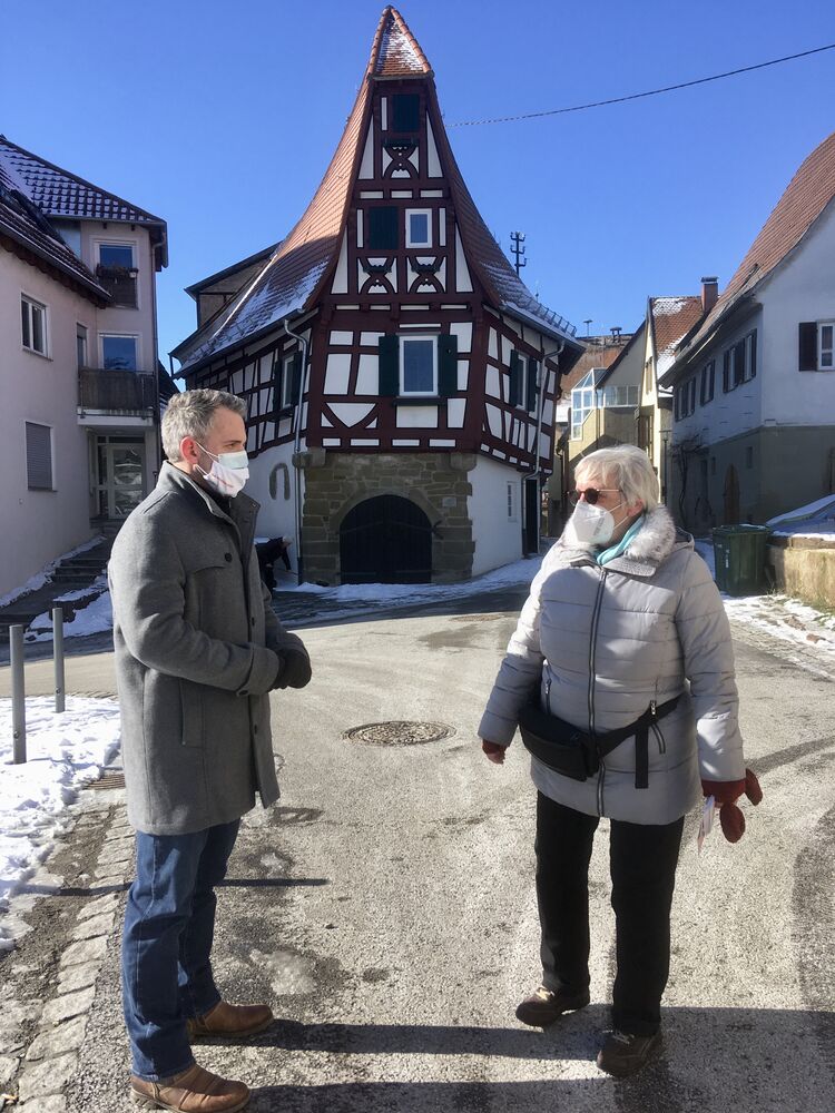 Daniel Haas und Angelika Maier vor dem Schiefen Haus