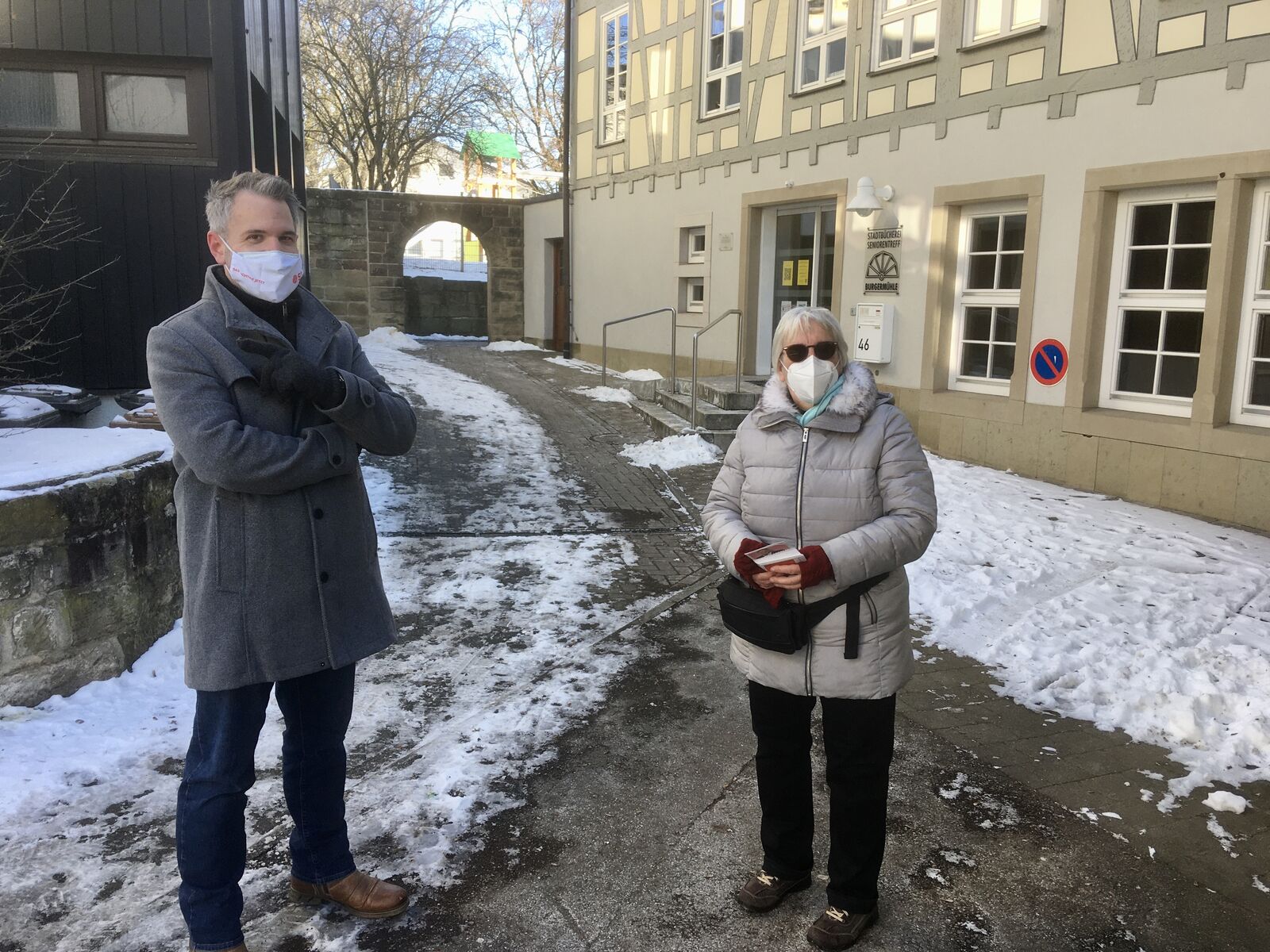 Daniel Haas und Angelika Maier vor der Burgermühle