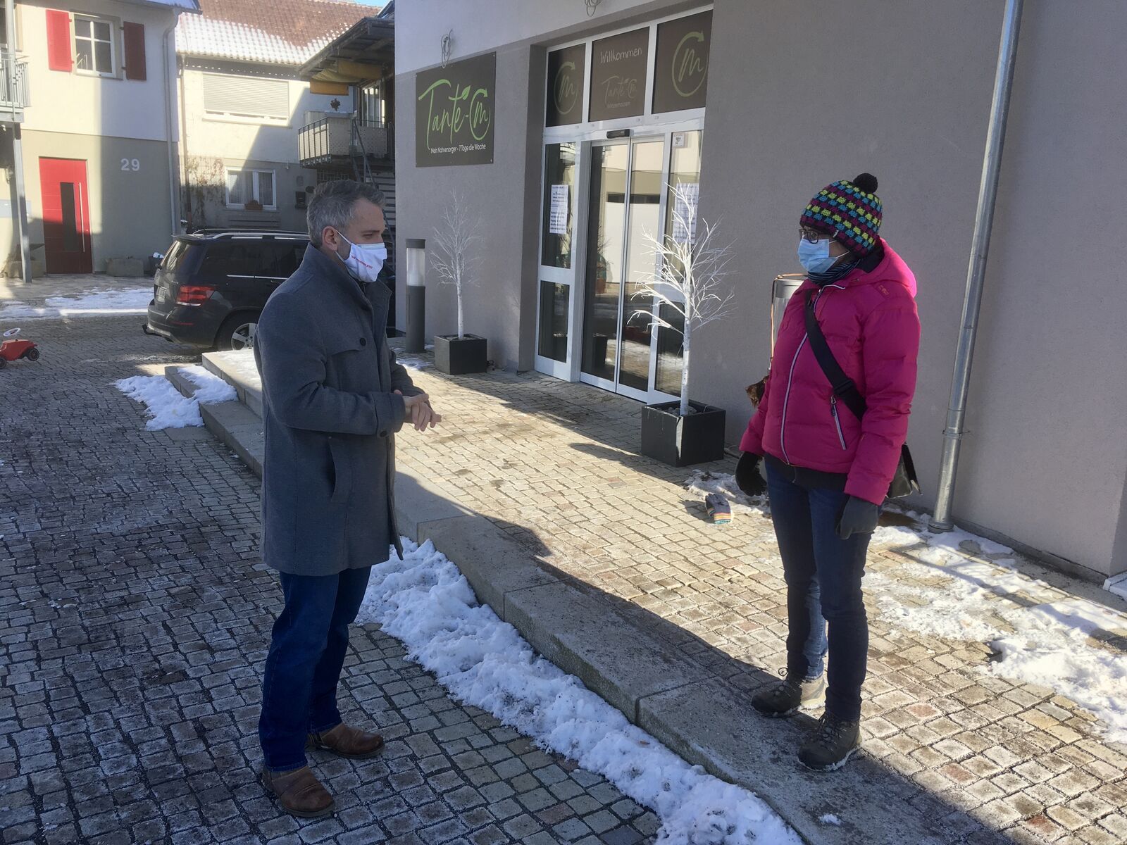 Daniel Haas im Gespräch mit Sonja Hartmann vor dem Tante-M-Laden in Winzerhausen.