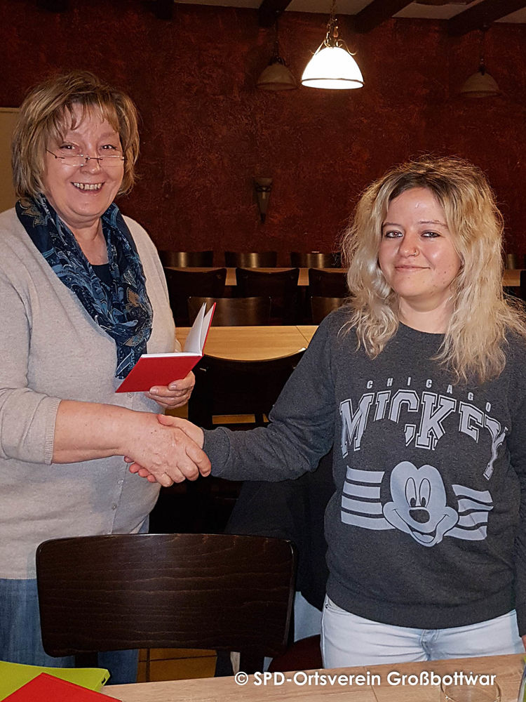 Die Ortsvereinsvorsitzende Doris Daniel mit unserem Neumitglied Anja Throm.