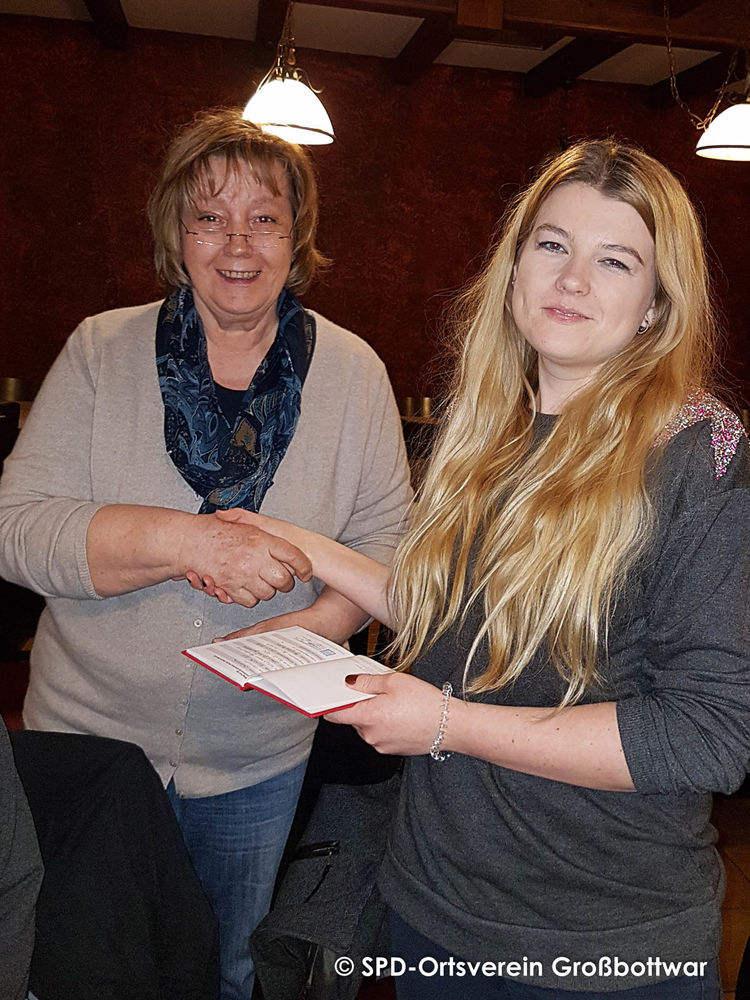 Die Ortsvereinsvorsitzende Doris Daniel mit unserem Neumitglied Sabrina Throm.